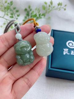 郑州宝妈林薇给宝宝戴上生肖玉猪吊坠后,全家都开始戴上了和田玉✨