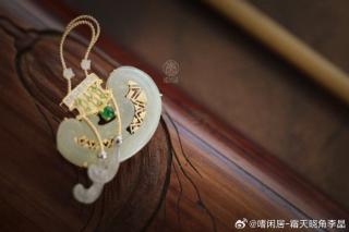 金银器#两枚和田玉胸针吊坠,都是18k金镶嵌明清和田玉,荷包款可爱