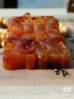 顶级和田玉,鸽血红加黄沁,大师工「龙凤呈祥」