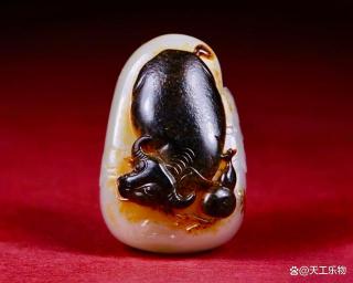 闪灰闪青瑕疵多!两极分化的老黑皮和田籽料?