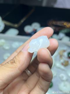 白玉灵猴献瑞吊坠