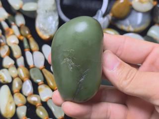 157.1克翠青籽料.认识是碧玉籽料也行,翠青籽料也行.就是一块和田玉籽