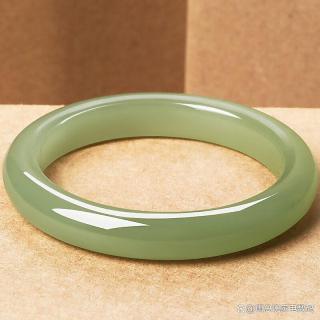 红酥手和田玉手镯和周六福和田玉手镯哪个更值得买?对比解答