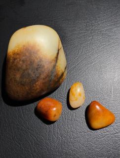 和田玉籽料皮色种类